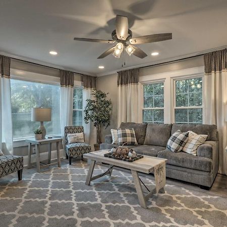 Peaceful Renovated Home With Deck On Half Acre! アッシュボーロ エクステリア 写真