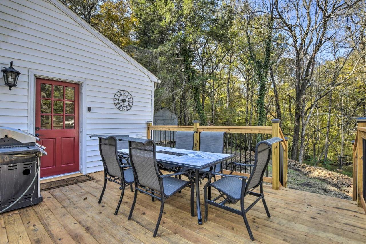 Peaceful Renovated Home With Deck On Half Acre! アッシュボーロ エクステリア 写真