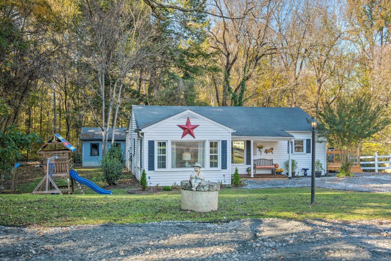Peaceful Renovated Home With Deck On Half Acre! アッシュボーロ エクステリア 写真