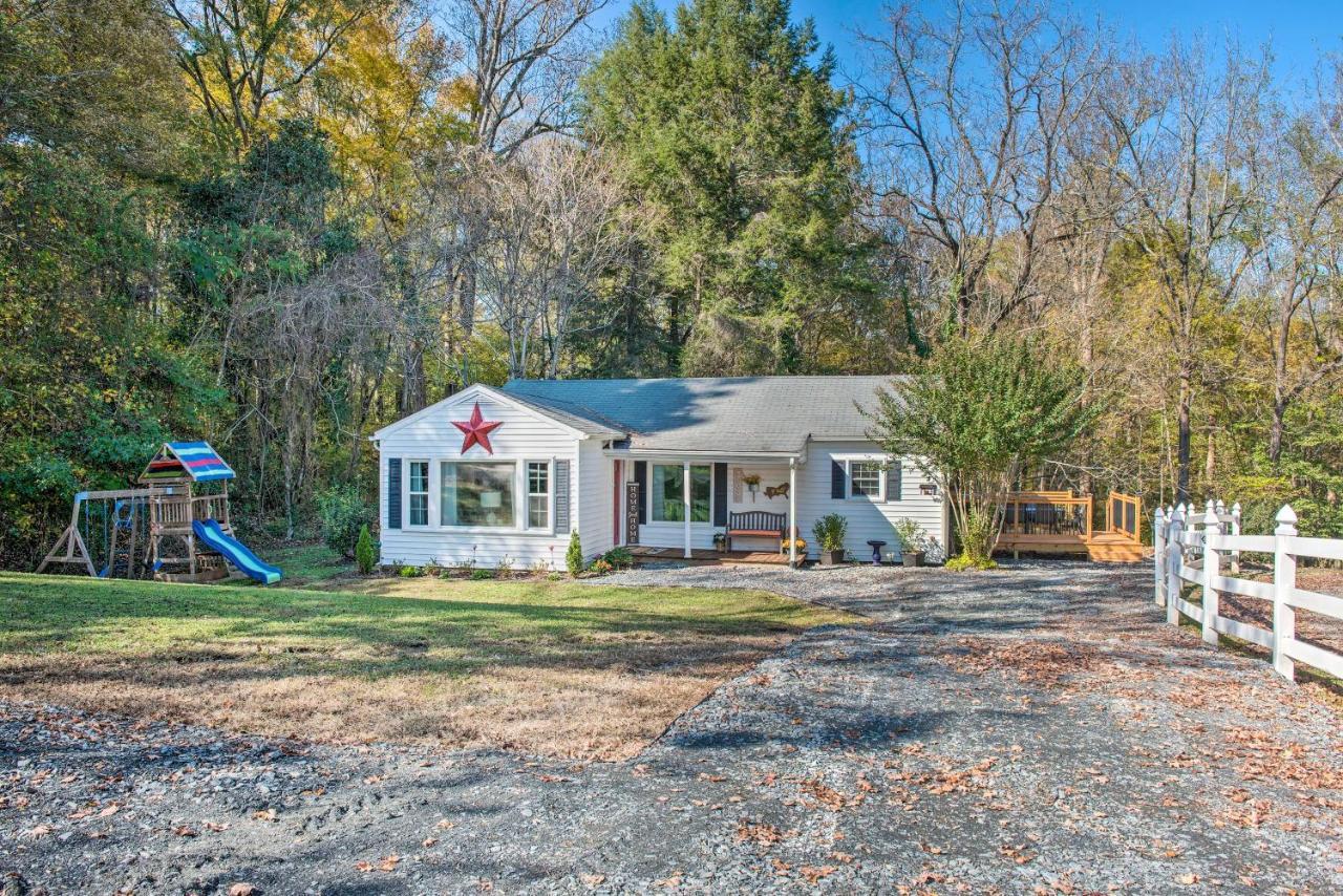 Peaceful Renovated Home With Deck On Half Acre! アッシュボーロ エクステリア 写真