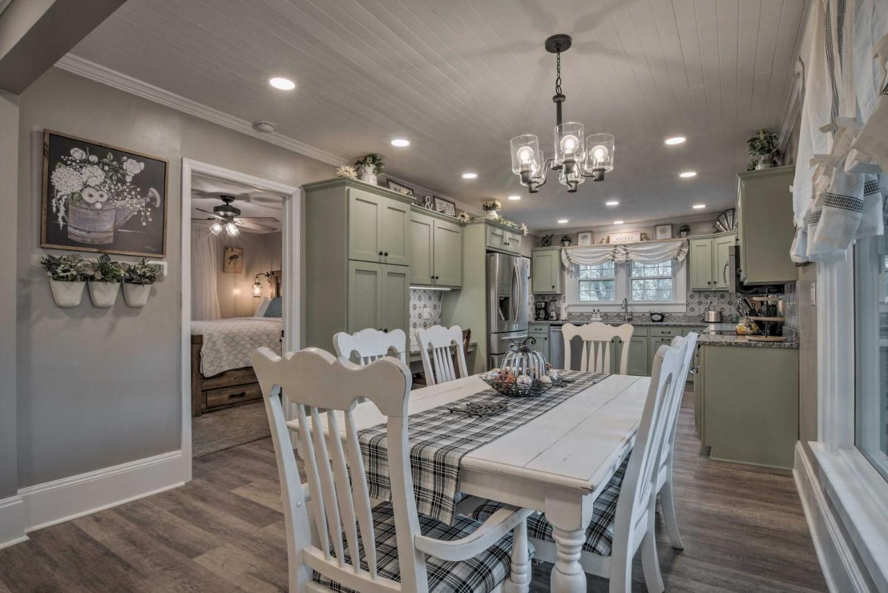 Peaceful Renovated Home With Deck On Half Acre! アッシュボーロ エクステリア 写真