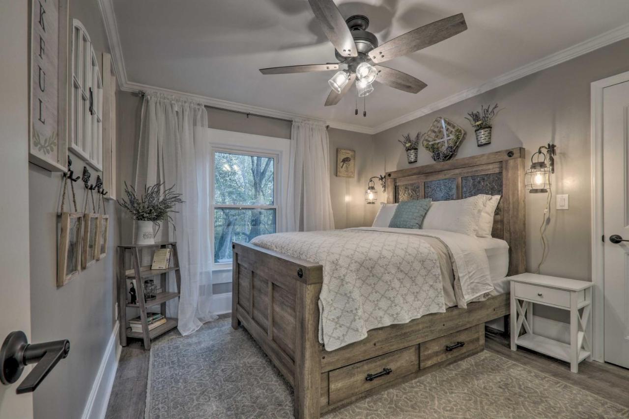 Peaceful Renovated Home With Deck On Half Acre! アッシュボーロ エクステリア 写真