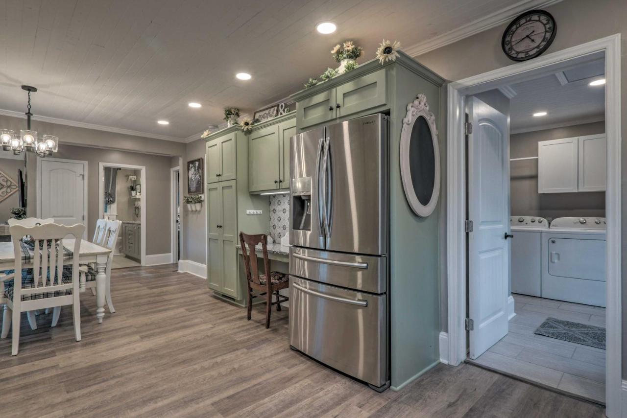 Peaceful Renovated Home With Deck On Half Acre! アッシュボーロ エクステリア 写真