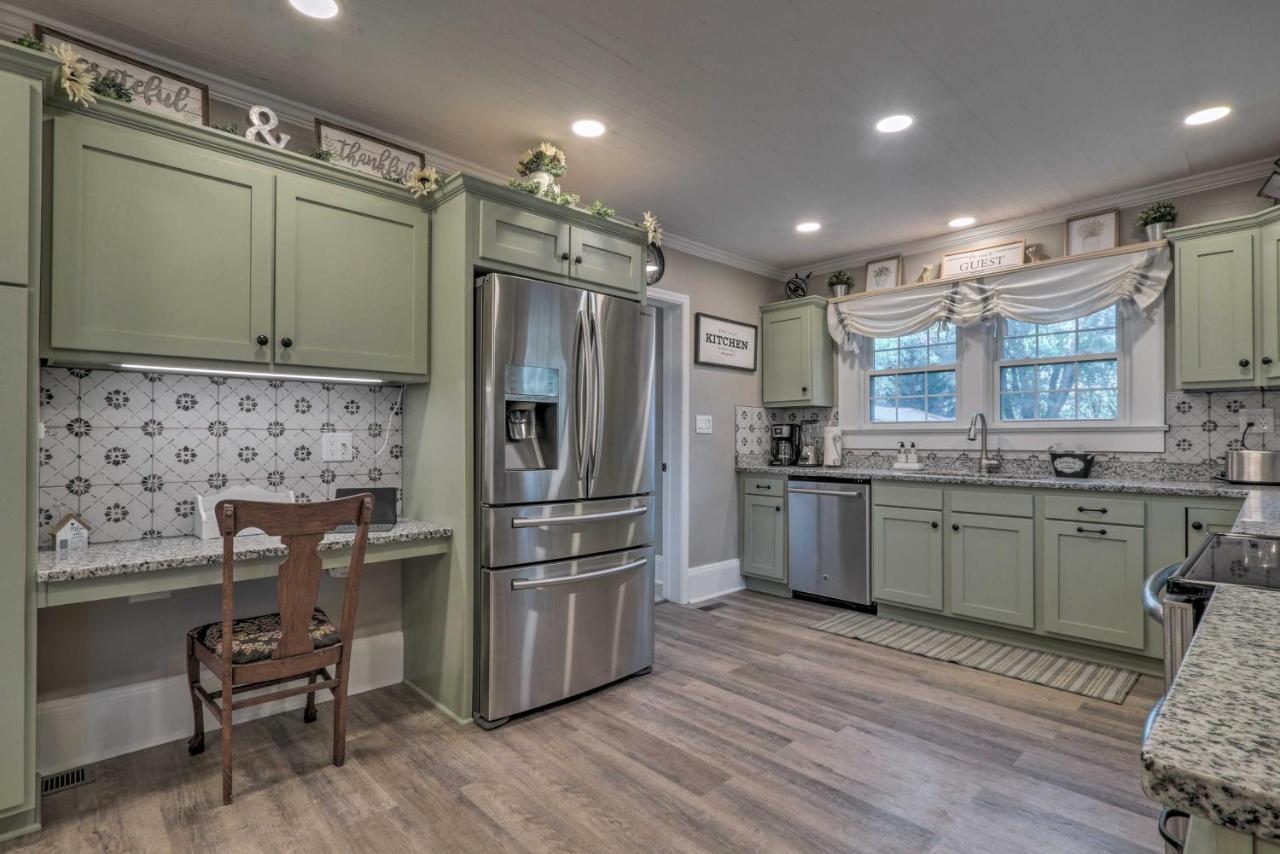 Peaceful Renovated Home With Deck On Half Acre! アッシュボーロ エクステリア 写真