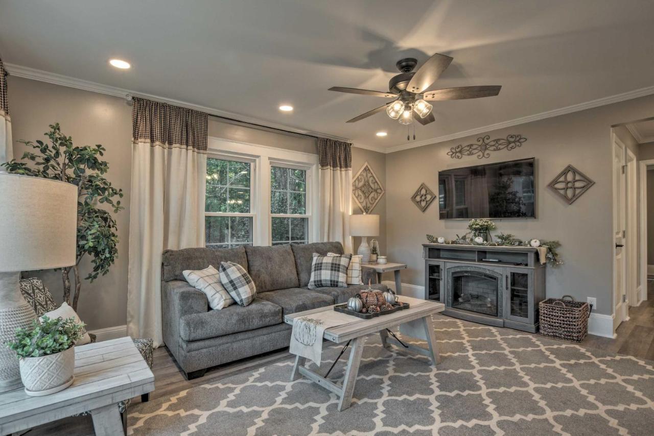 Peaceful Renovated Home With Deck On Half Acre! アッシュボーロ エクステリア 写真