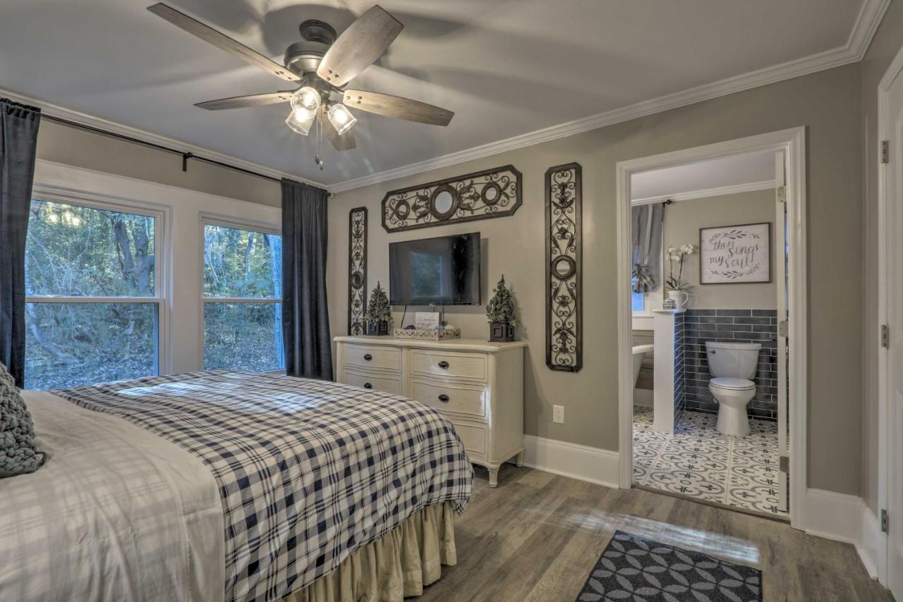 Peaceful Renovated Home With Deck On Half Acre! アッシュボーロ エクステリア 写真