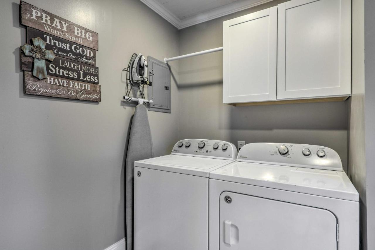 Peaceful Renovated Home With Deck On Half Acre! アッシュボーロ エクステリア 写真